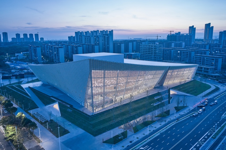 Main image PES Nanchang North facade Night 北部 外立面 夜景 Ding