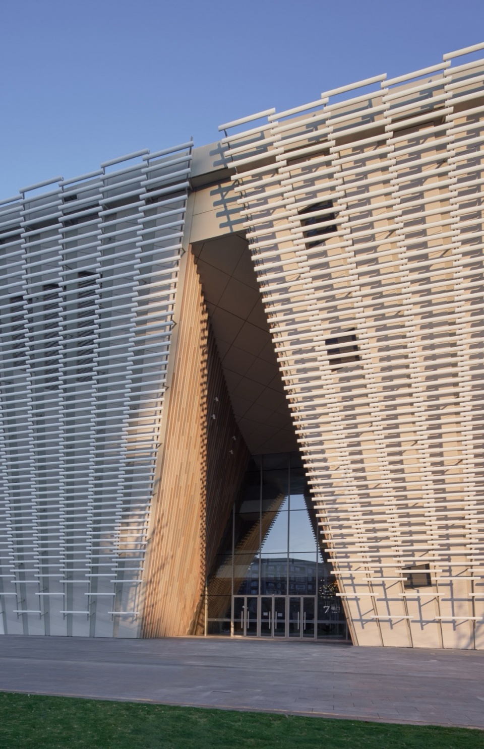 PES Nanchang Facade white ceramic cladding and entrance opening 白色陶瓷覆面的外立面,入口 Ding