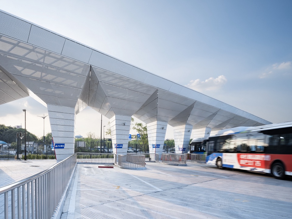 The Waiting Island 伞状的候车岛1©赵强 hangzhou west station bus hub