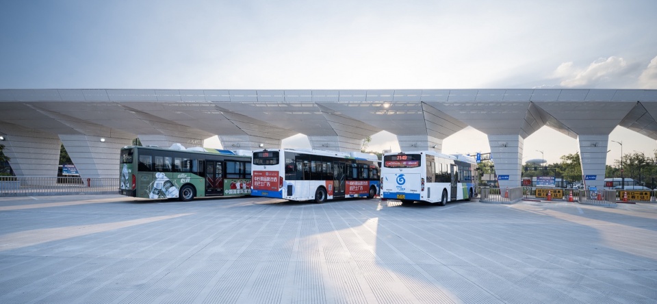 The Waiting Island 伞状的候车岛2©赵强 hangzhou west station bus hub