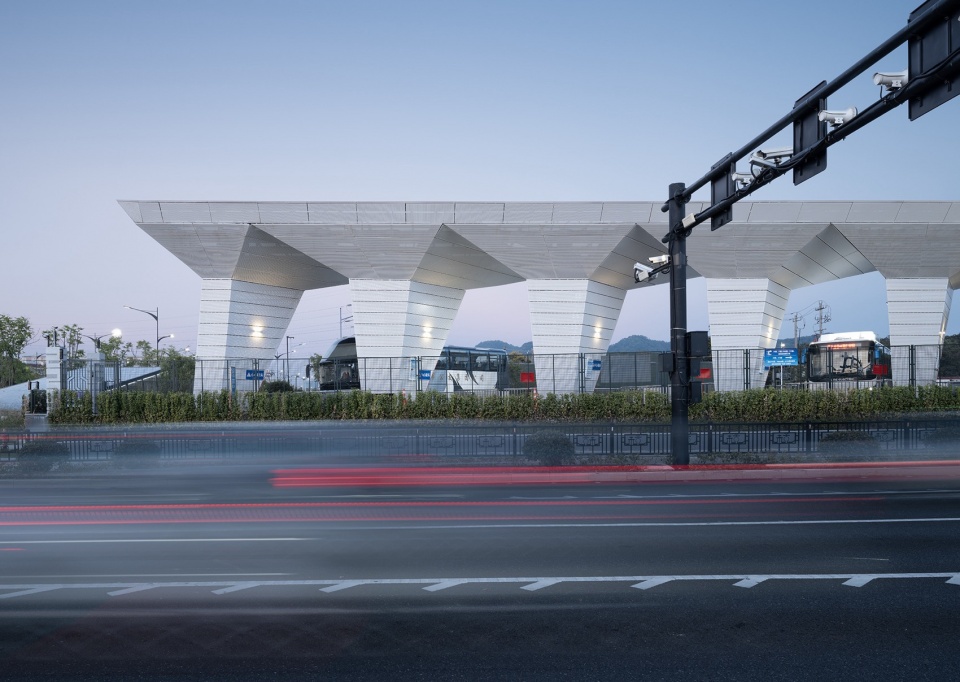 The Waiting Island 伞状的候车岛3©赵强 hangzhou west station bus hub