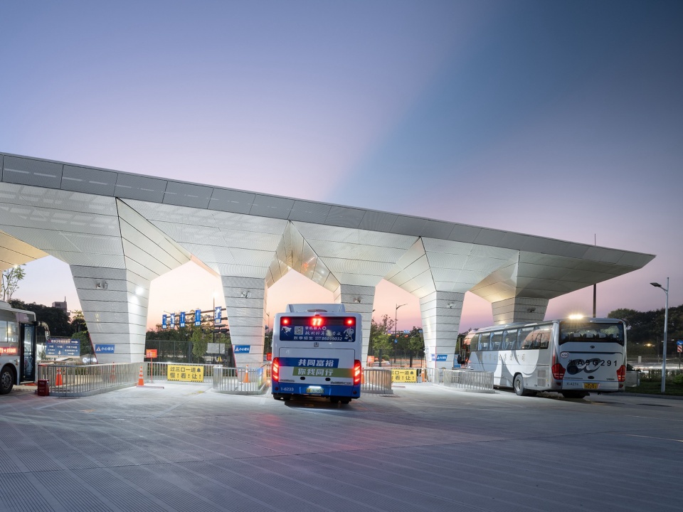 The Waiting Island 伞状的候车岛4©赵强 hangzhou west station bus hub