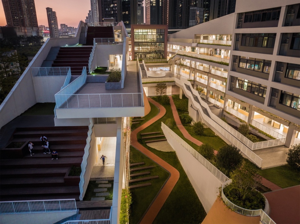 校园内部夜景 shenzhen longhua district qingquan foreign language junior school