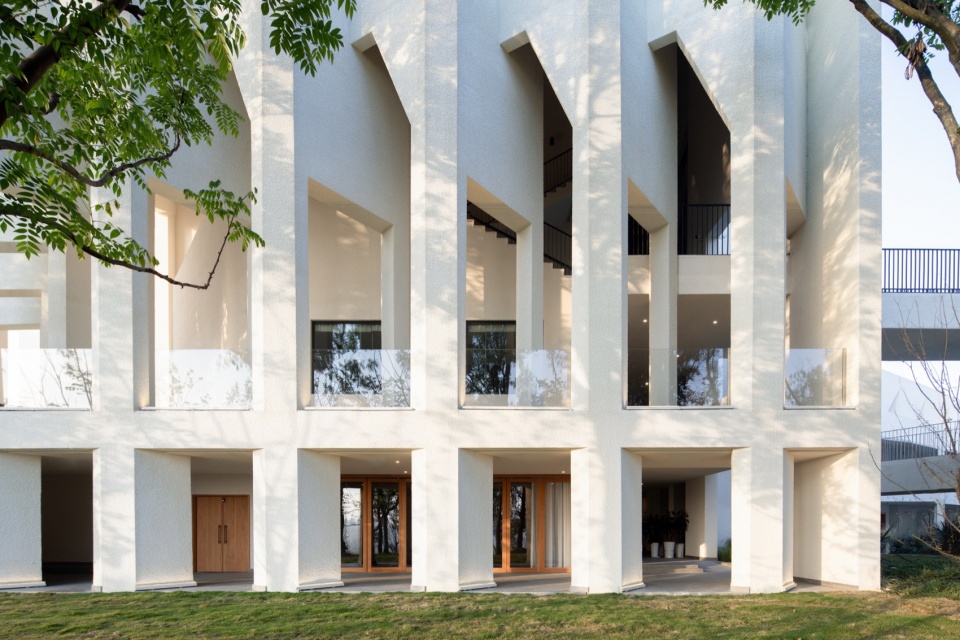 Central Music Park Kai Zhou New City Wedding Chapel and Hotel by STUDIO QI Architects