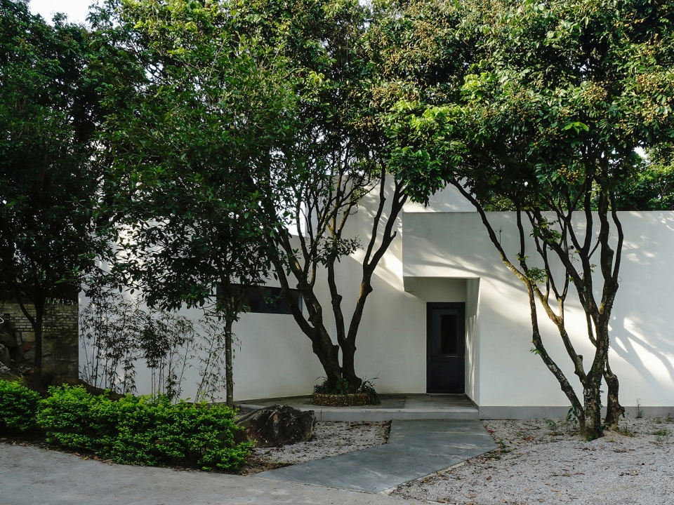 courtyard under longan trees by spacework architects