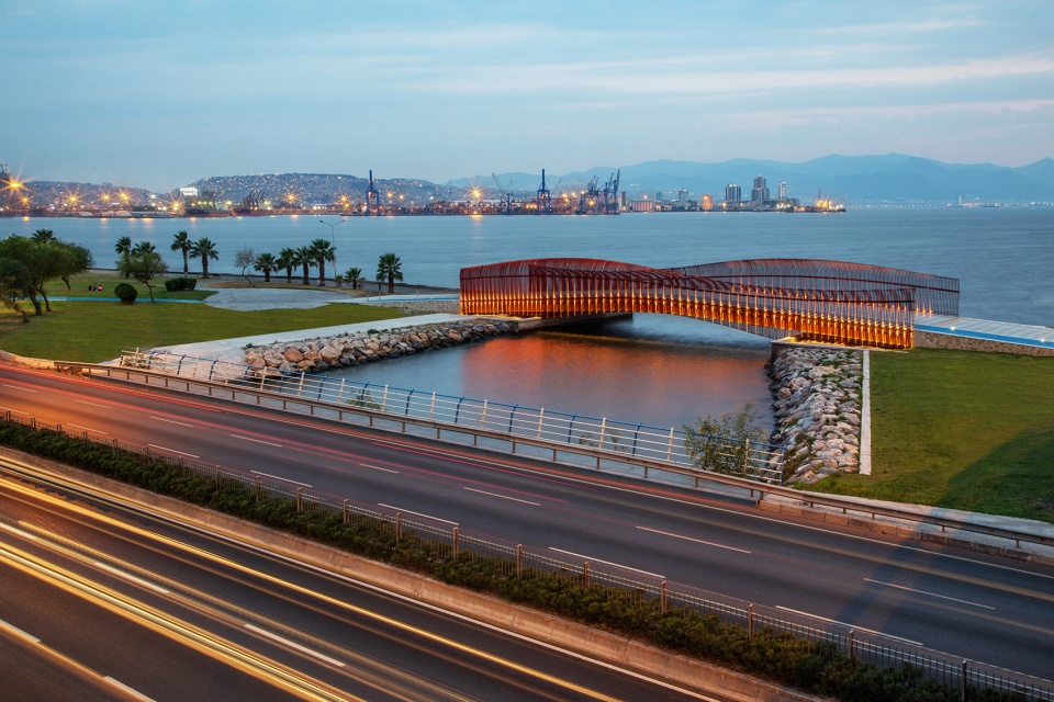 bayrakli coast pedestrian bridge by notmimarlik
