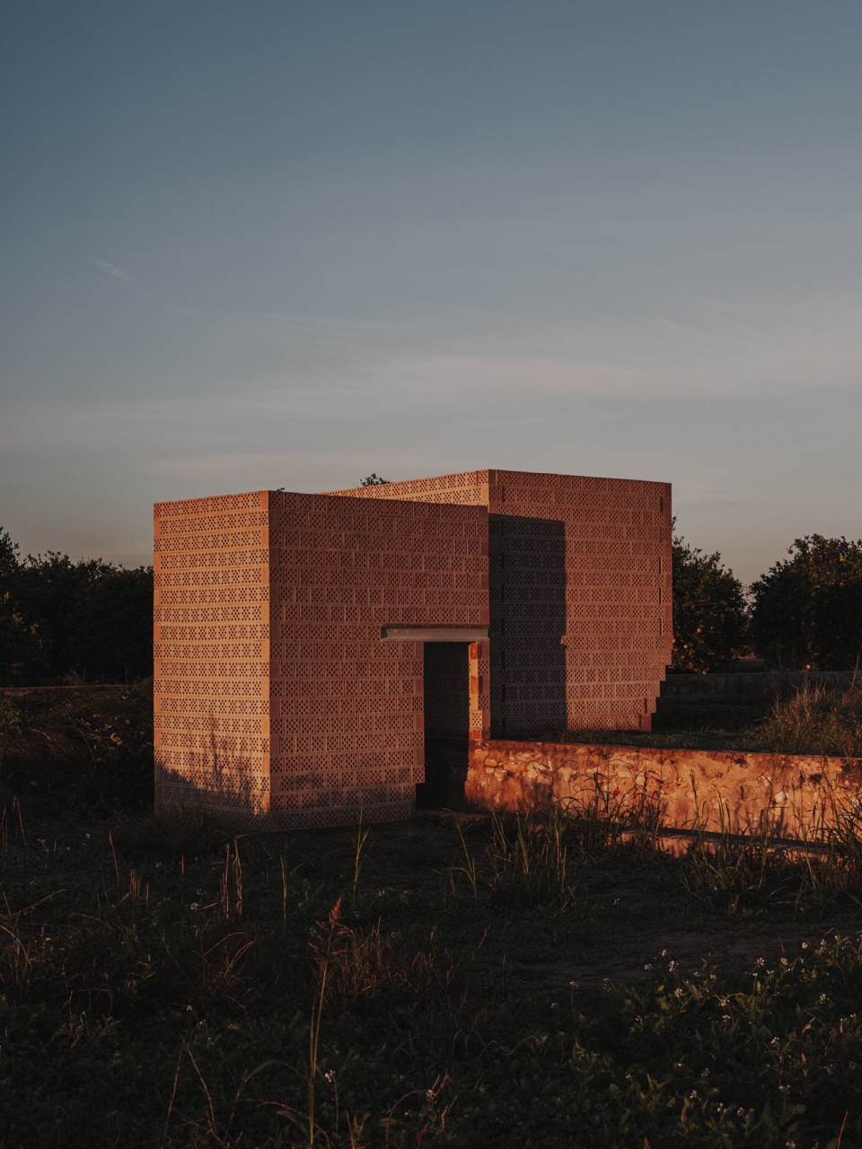 Ceramic enclosures by Alejandro Martínez del Rio