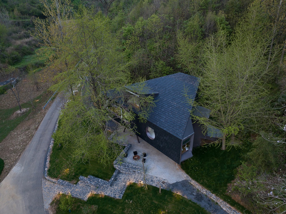 the treehouse mask in the forest by moguang studio