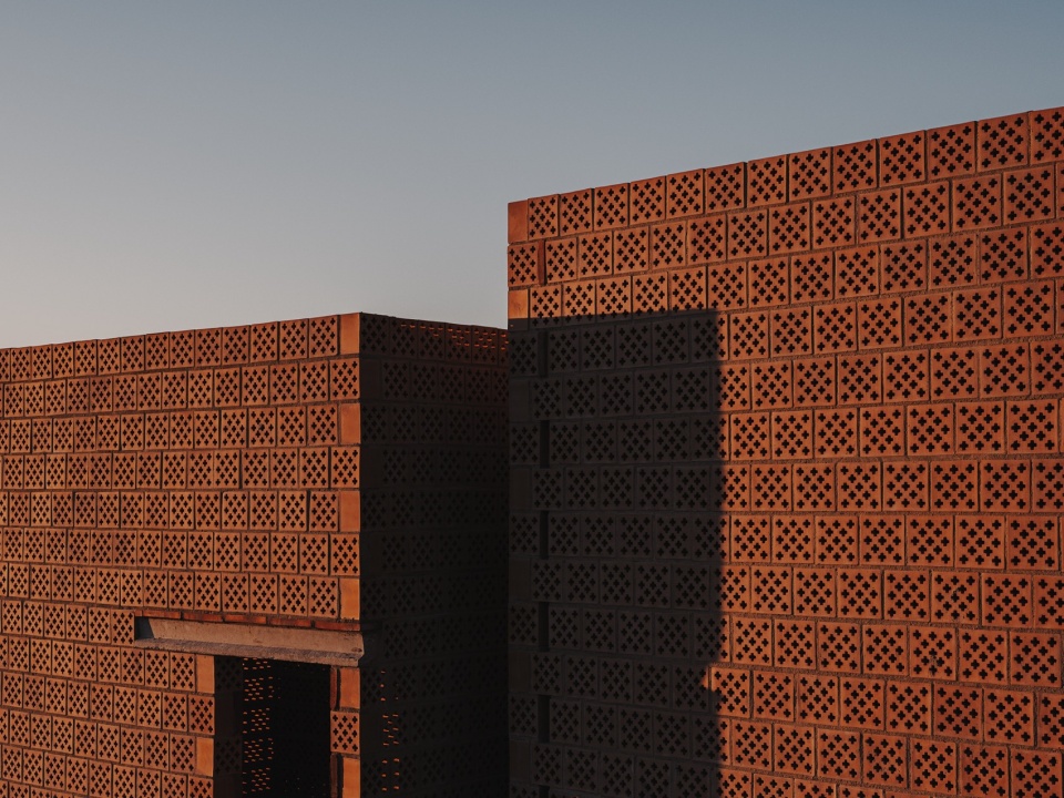 Ceramic enclosures by Alejandro Martínez del Rio