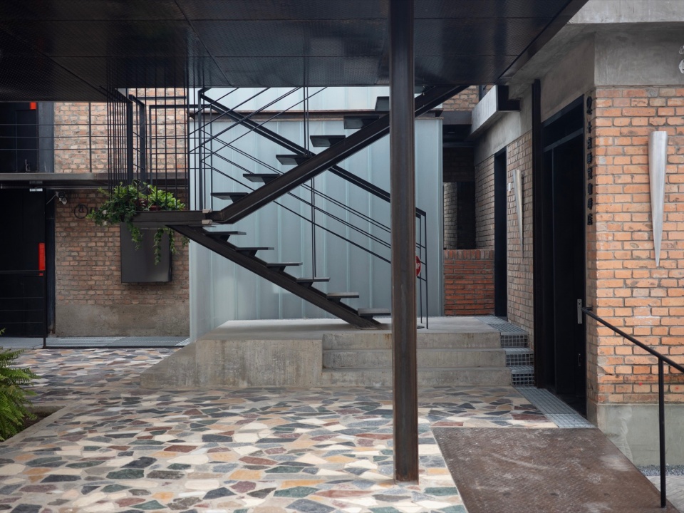 Concrete Screen Courtyard of Wind H Art Center 751 Phase 2 Phase 3 by Jin Qiuye Studio