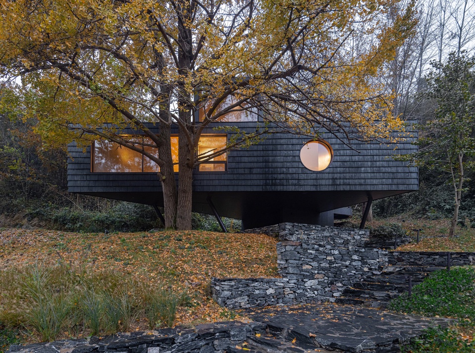 the treehouse mask in the forest by moguang studio