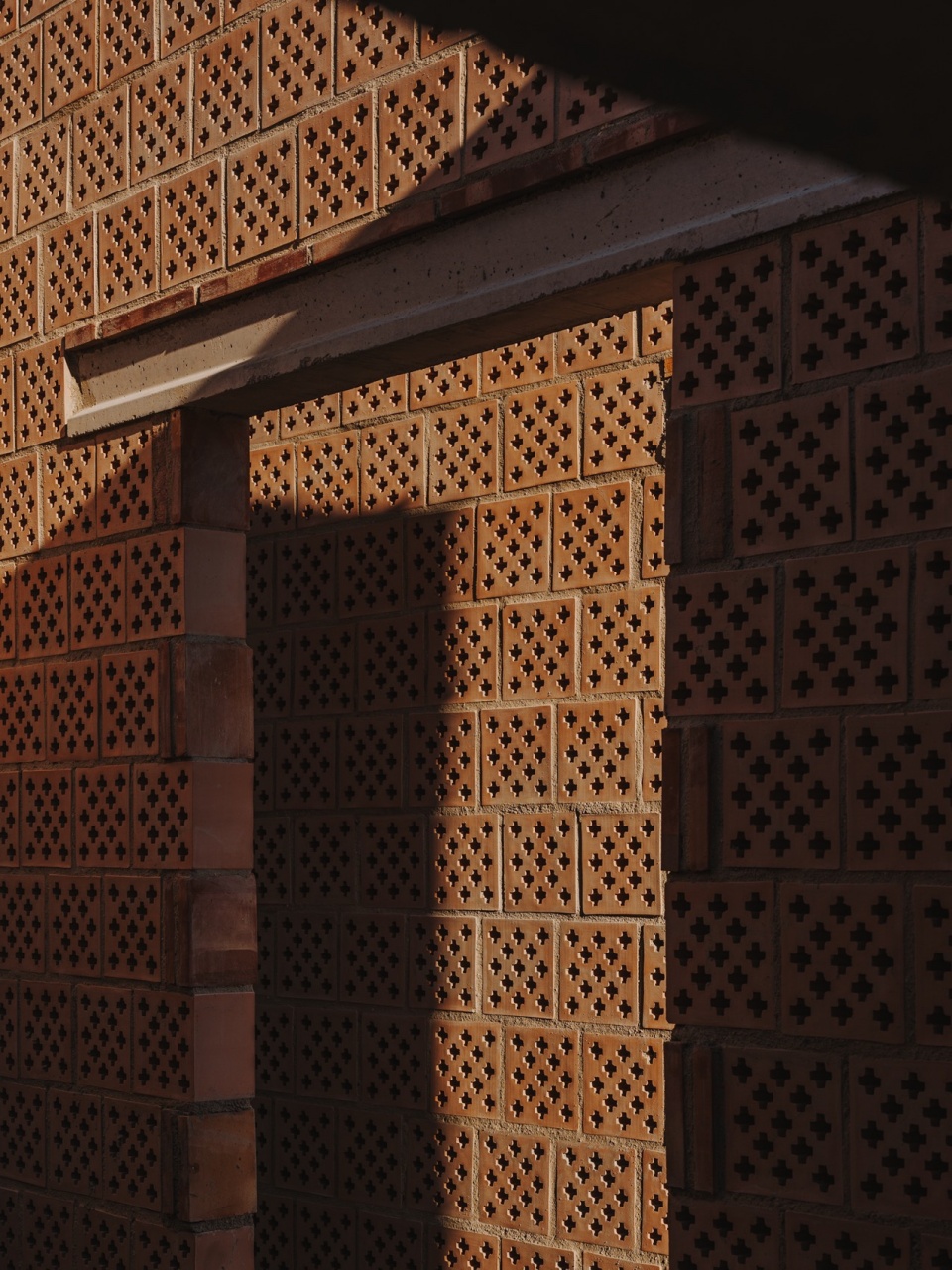 Ceramic enclosures by Alejandro Martínez del Rio