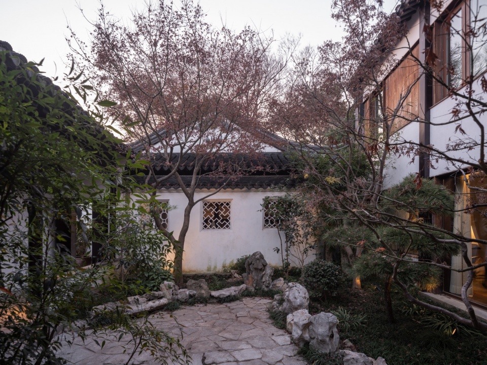 Suzhou Changyuan Youxiong Hotel by Atelier Deshaus