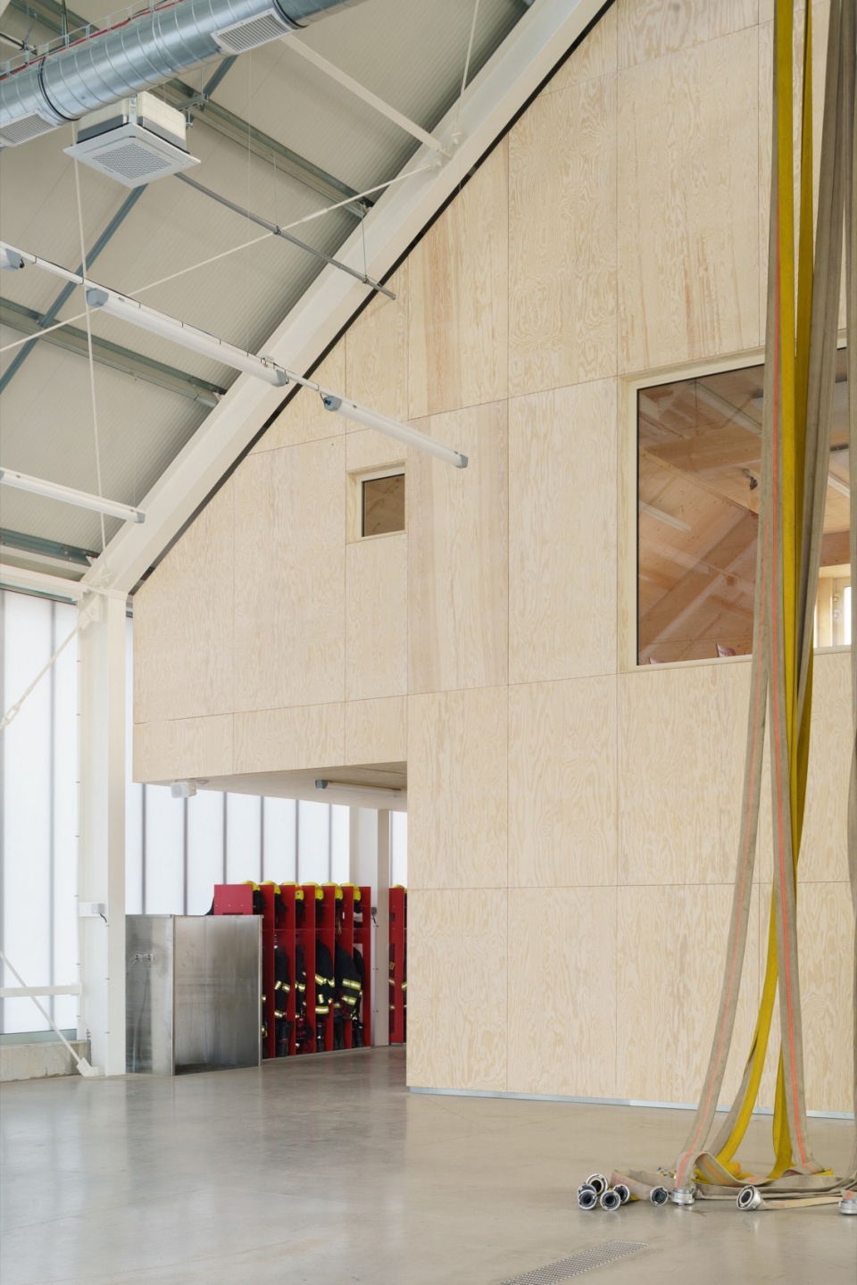 jircany fire station SOA architekti