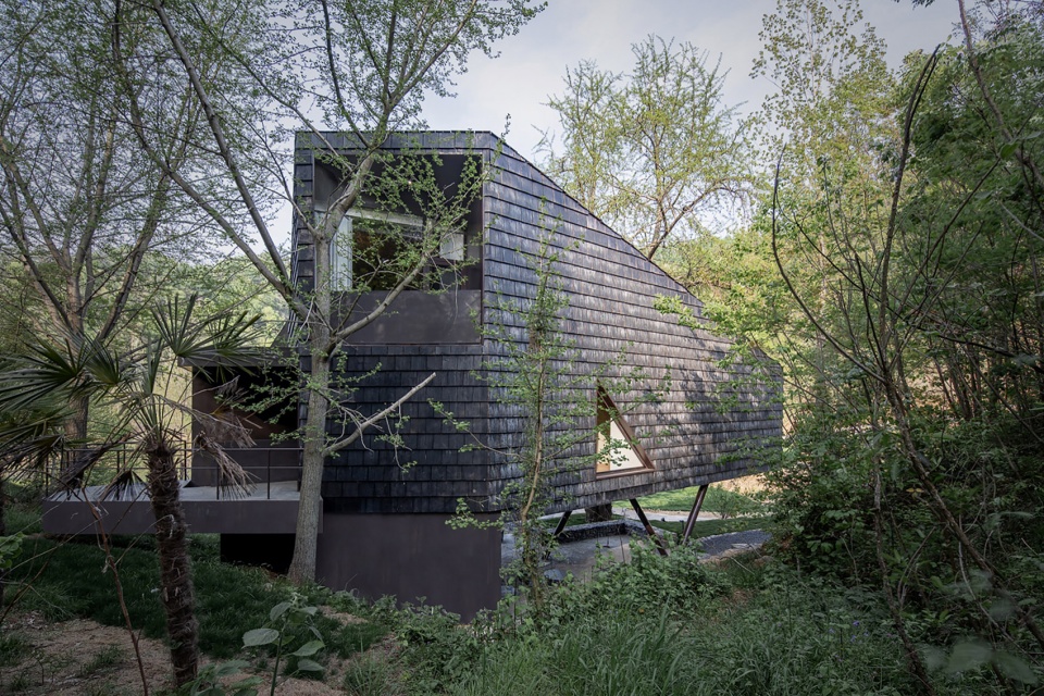 the treehouse mask in the forest by moguang studio