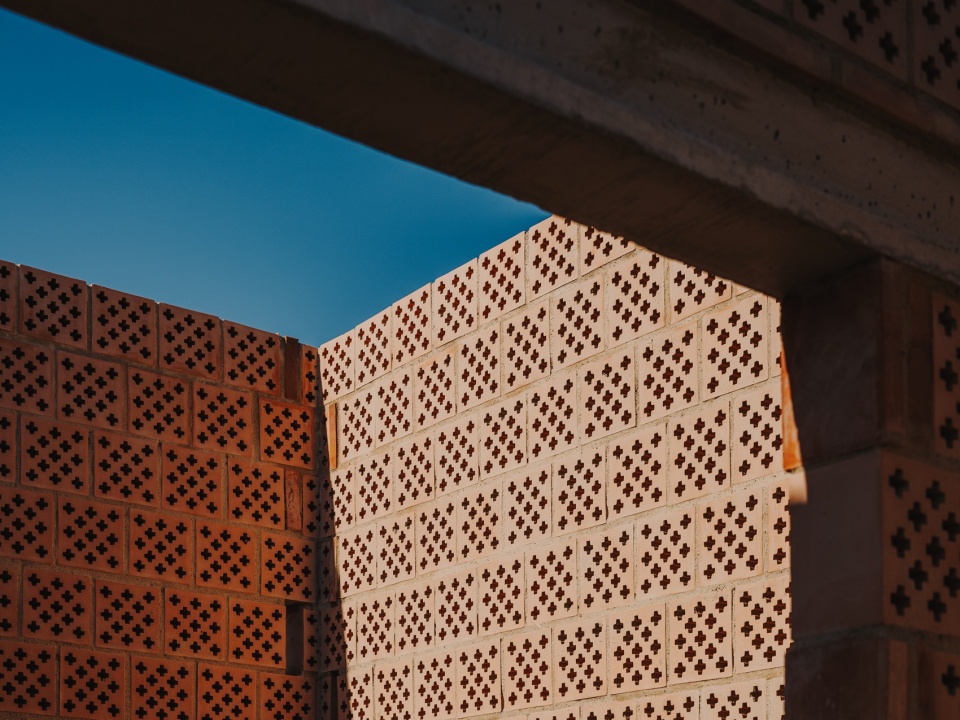 Ceramic enclosures by Alejandro Martínez del Rio