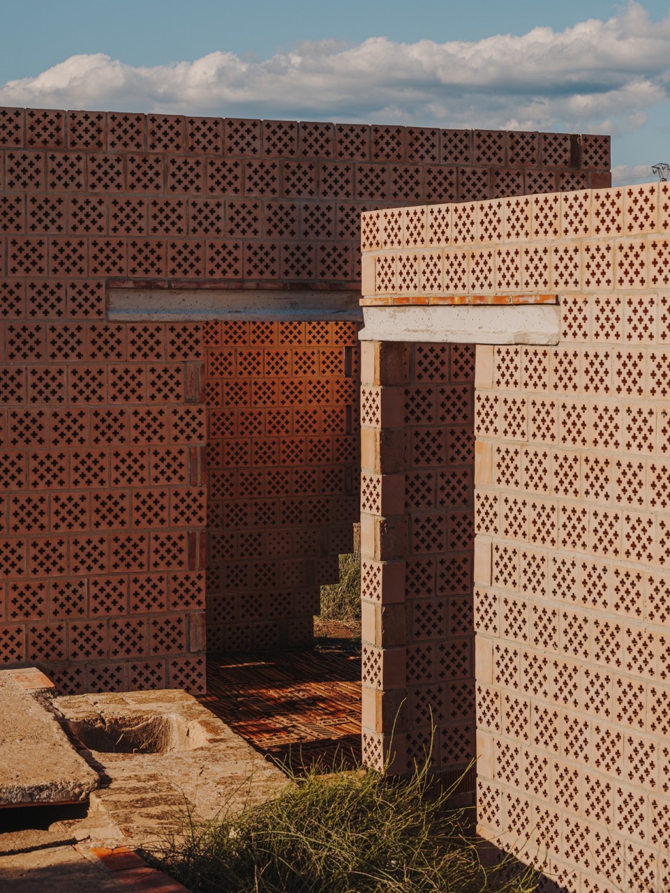 Ceramic enclosures by Alejandro Martínez del Rio