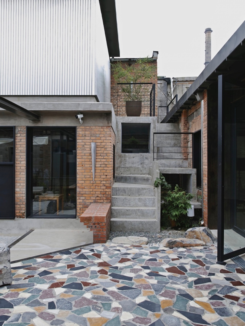Concrete Screen Courtyard of Wind H Art Center 751 Phase 2 Phase 3 by Jin Qiuye Studio
