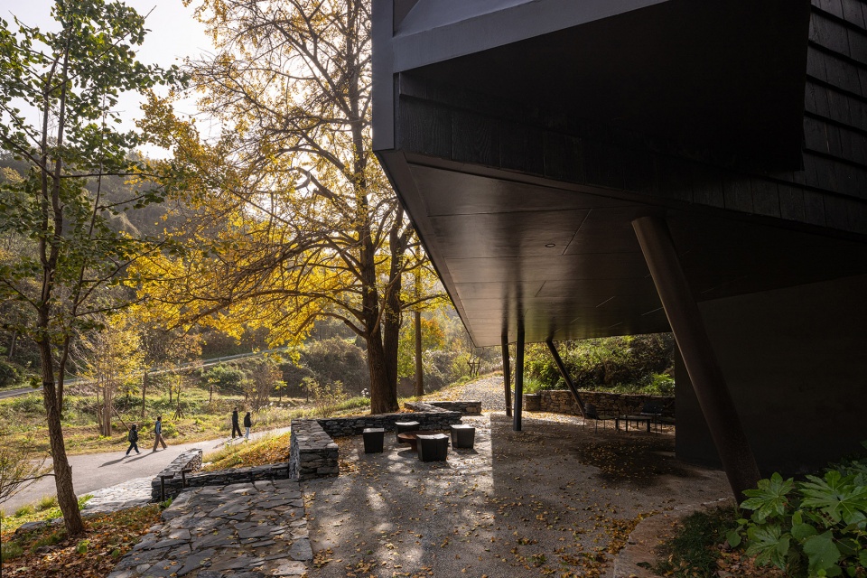 the treehouse mask in the forest by moguang studio