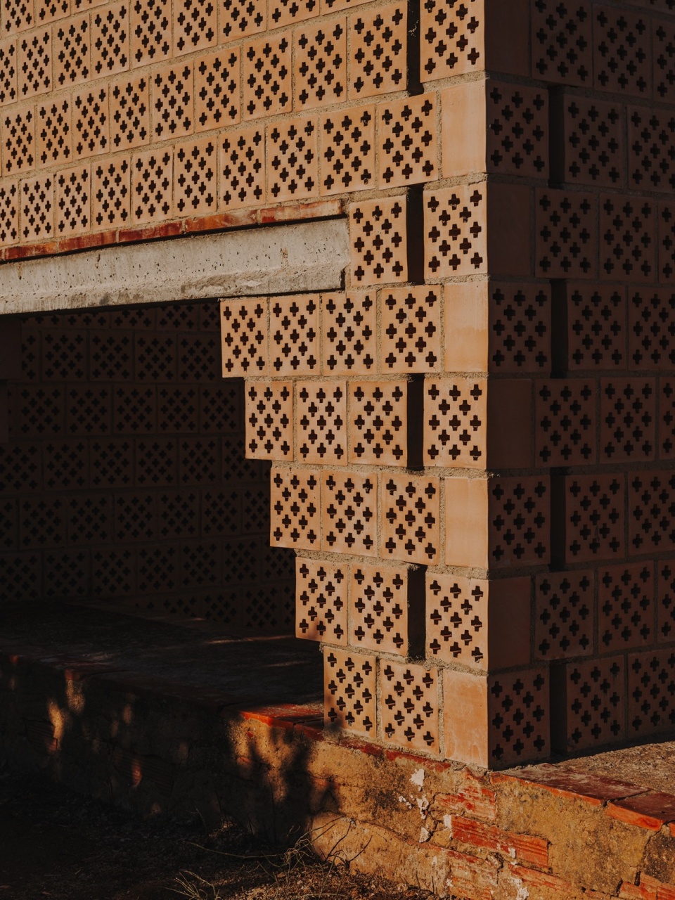 Ceramic enclosures by Alejandro Martínez del Rio