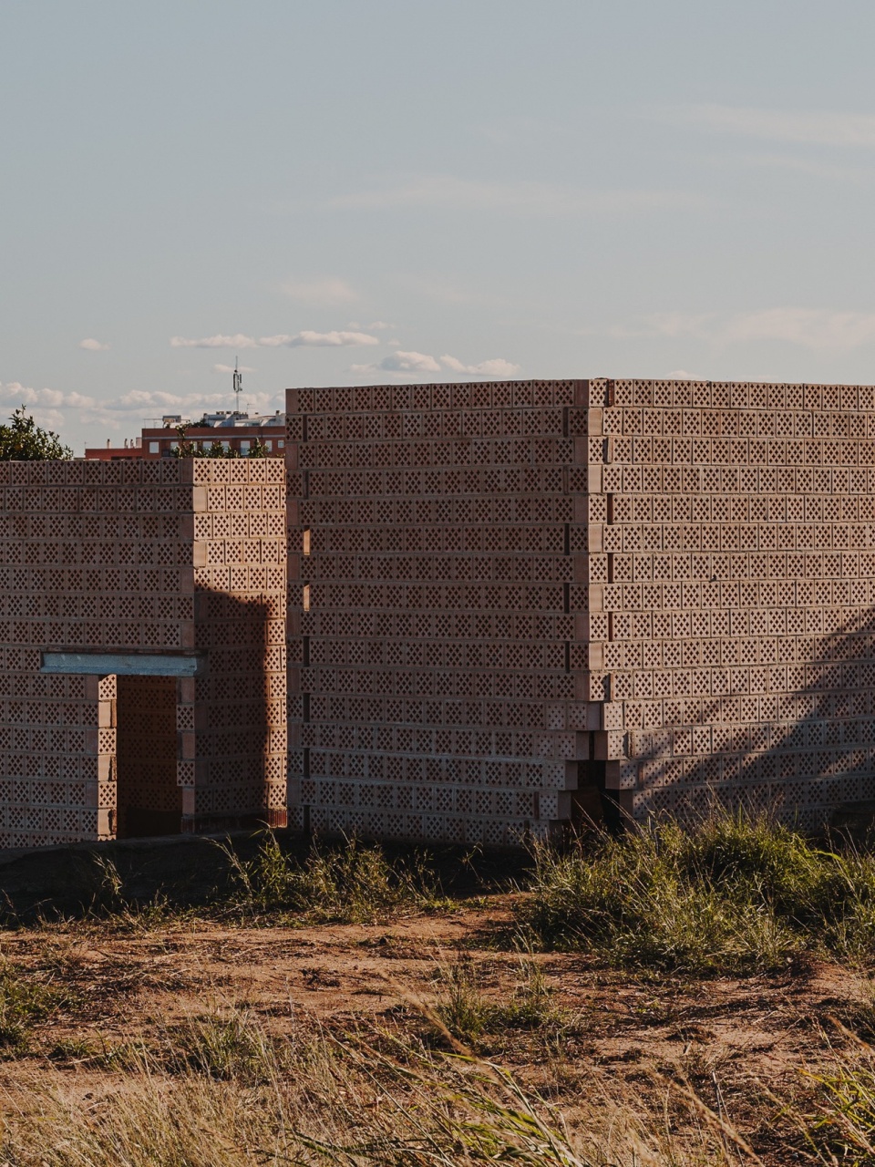 Ceramic enclosures by Alejandro Martínez del Rio