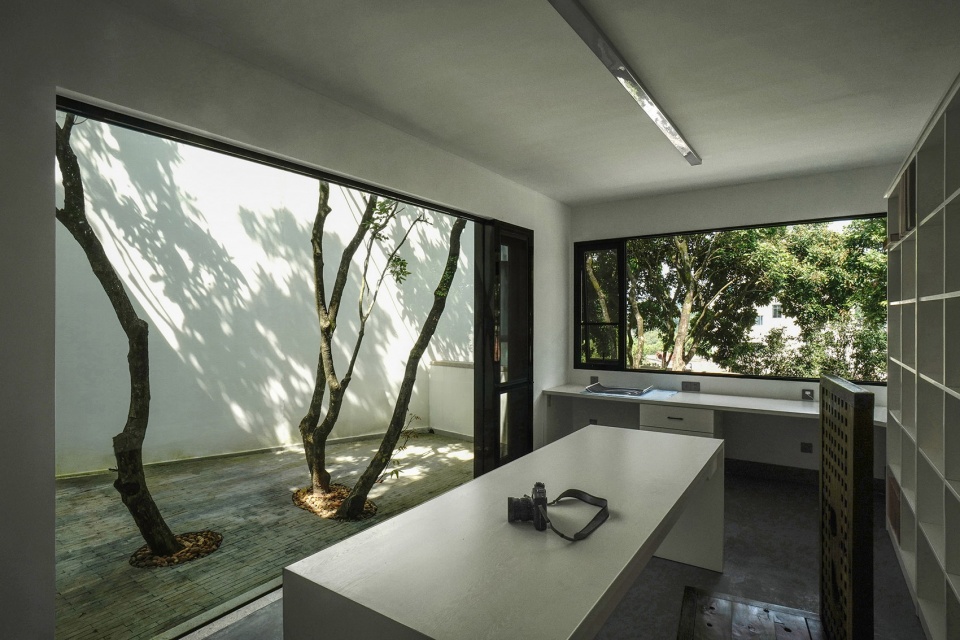 courtyard under longan trees by spacework architects