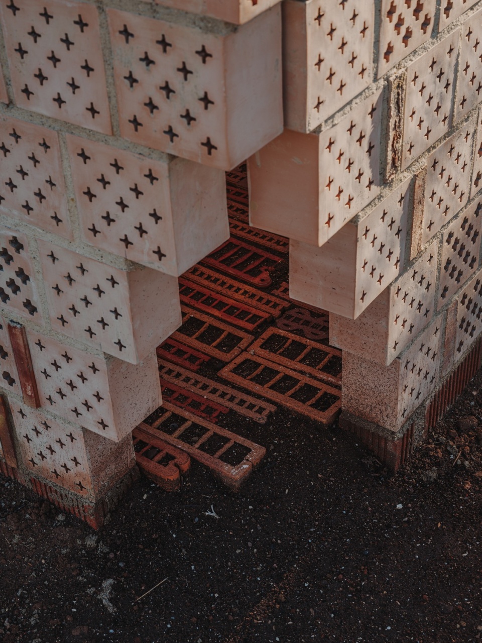 Ceramic enclosures by Alejandro Martínez del Rio