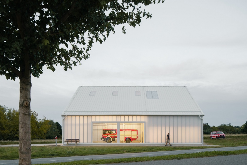 jircany fire station SOA architekti