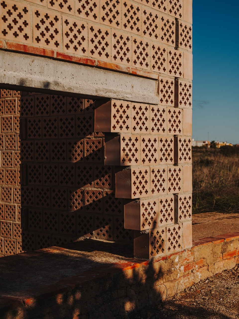 Ceramic enclosures by Alejandro Martínez del Rio