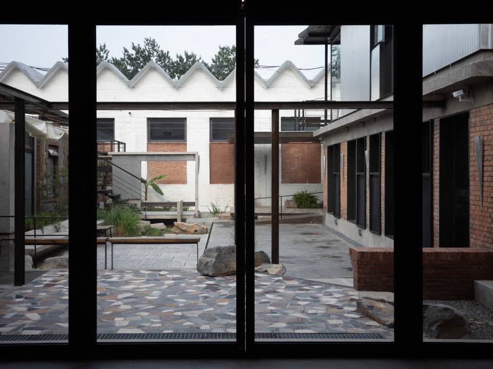 Concrete Screen Courtyard of Wind H Art Center 751 Phase 2 Phase 3 by Jin Qiuye Studio
