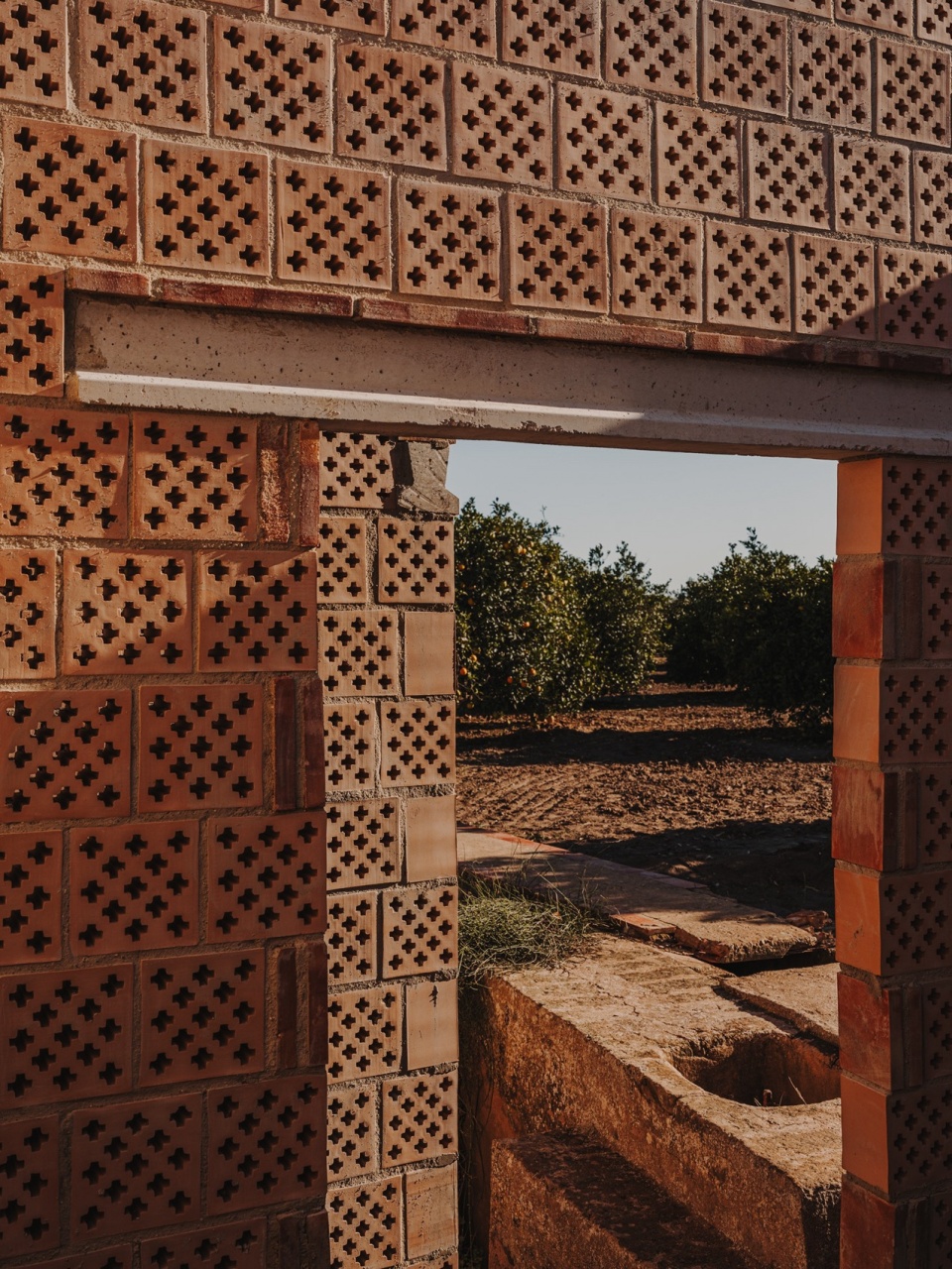 Ceramic enclosures by Alejandro Martínez del Rio