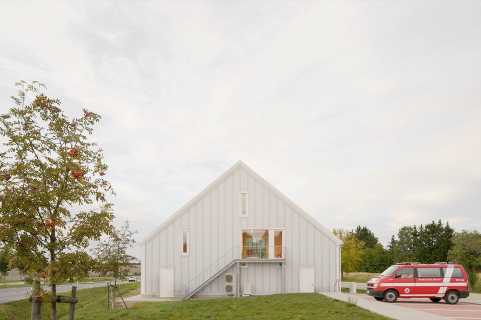 jircany fire station SOA architekti