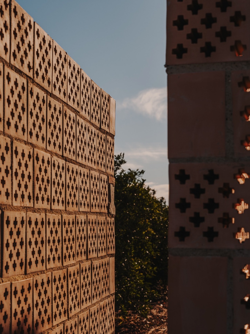 Ceramic enclosures by Alejandro Martínez del Rio