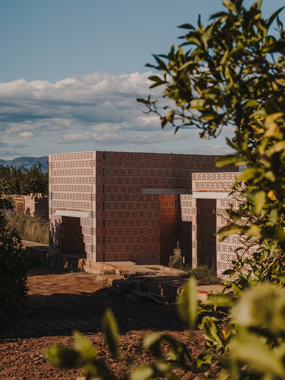 Ceramic enclosures by Alejandro Martínez del Rio