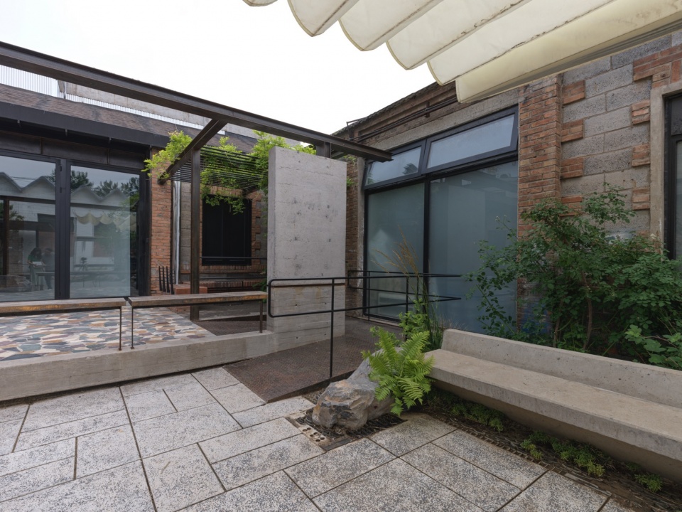 Concrete Screen Courtyard of Wind H Art Center 751 Phase 2 Phase 3 by Jin Qiuye Studio