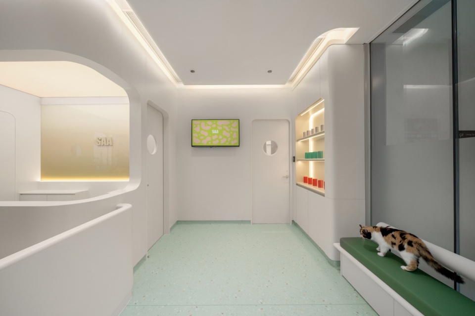Hong Kong SAA Veterinary Centre by Karv One Design