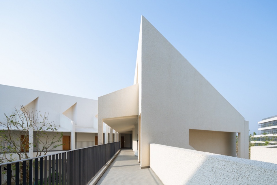 Central Music Park Kai Zhou New City Wedding Chapel and Hotel by STUDIO QI Architects