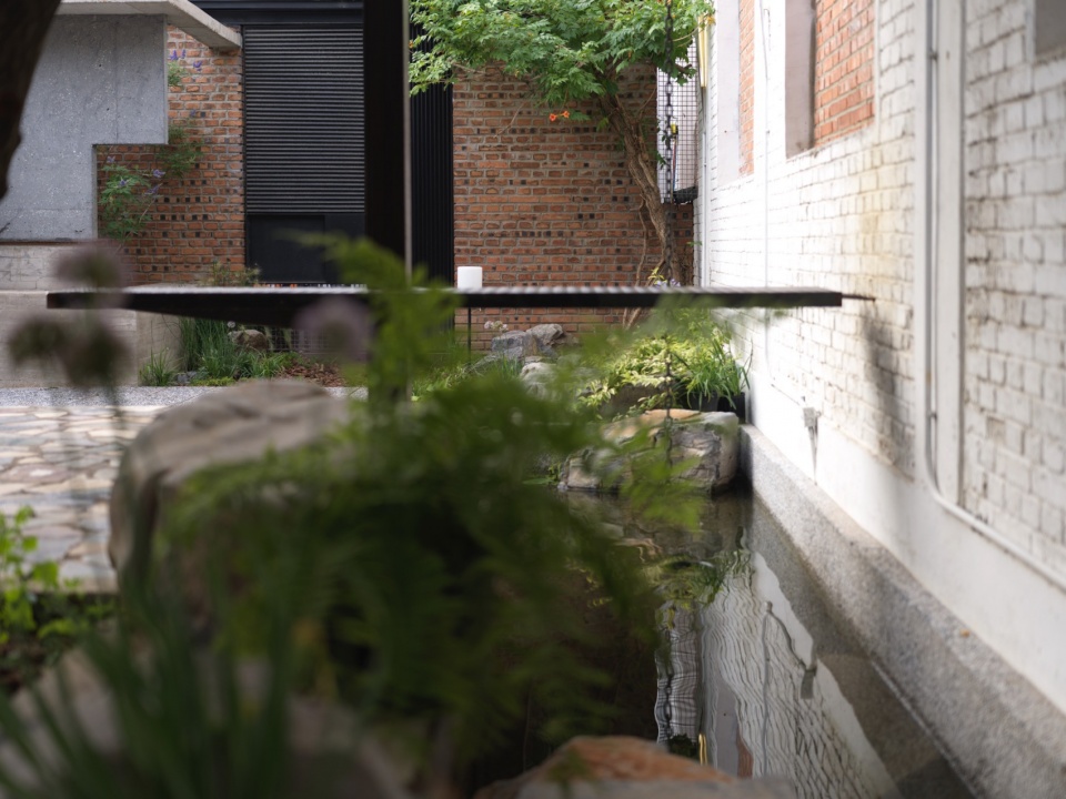 Concrete Screen Courtyard of Wind H Art Center 751 Phase 2 Phase 3 by Jin Qiuye Studio