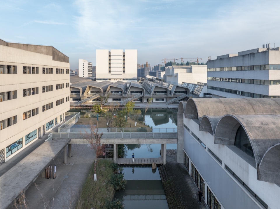 . 从西侧看校园 View of the campus from west ©田方方
