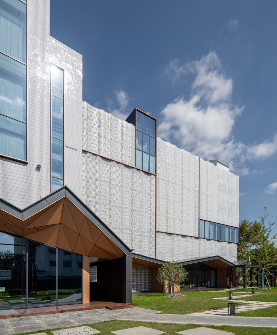 haiyan 18 铝板与原面砖立面协调 Harmony Between Aluminum Panels and Original Brick Facade ©零壹城市 LYCS