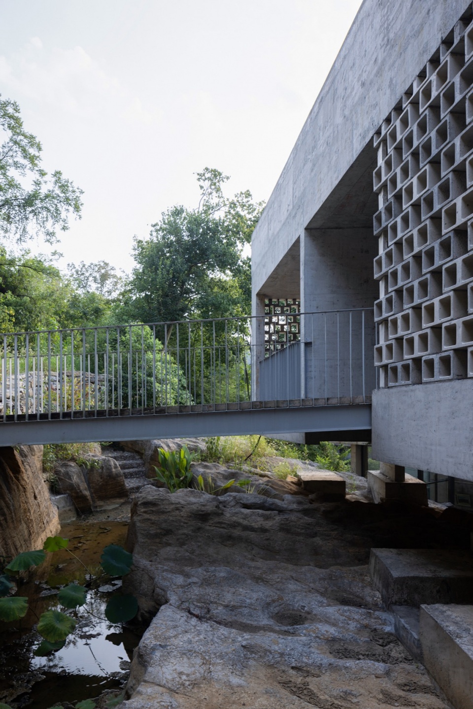 北侧连廊©直译 house shiyangshan no 1
