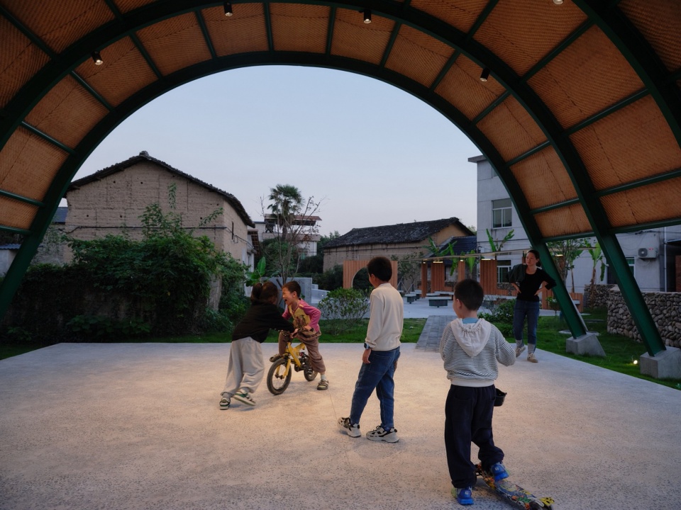 “棚”下玩耍© 梅可嘉 Playing under the Canopy ©Kejia Mei