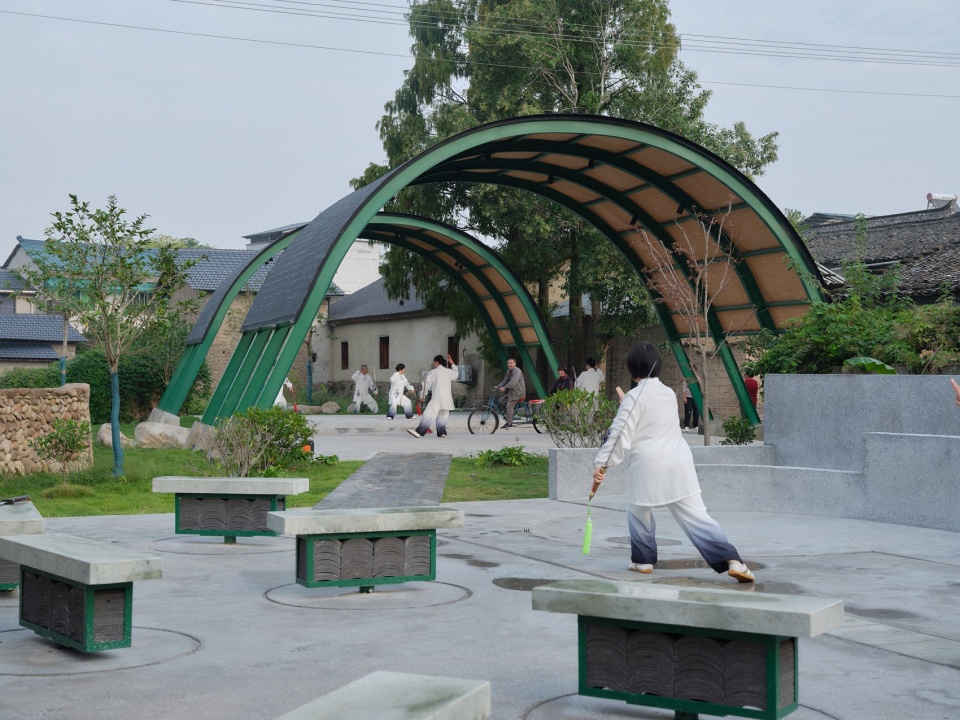 下街茶广场上的居民活动© 梅可嘉Community Activities on Plaza
