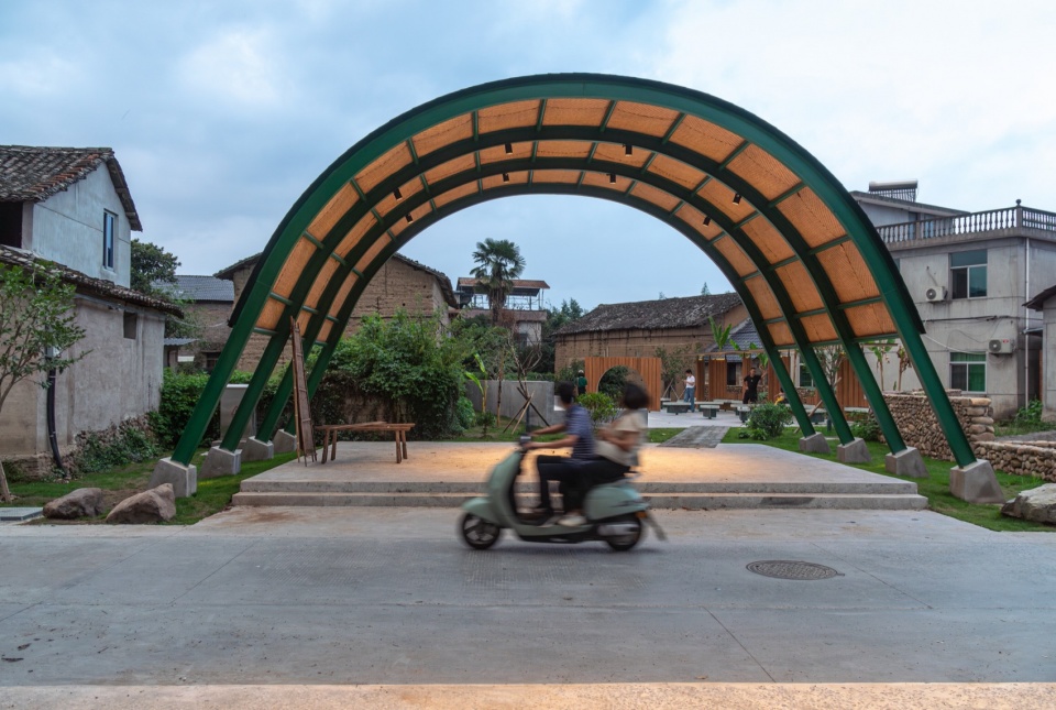 下街茶广场和村路上来往的村民© 衍述设计 Plaza and the Village Road
