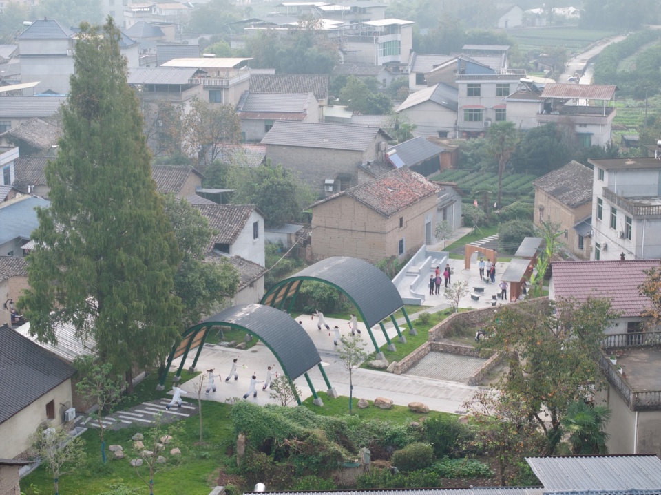 下街茶广场融入在乡村肌理中©梅可嘉The Plaza Embedded in the Context