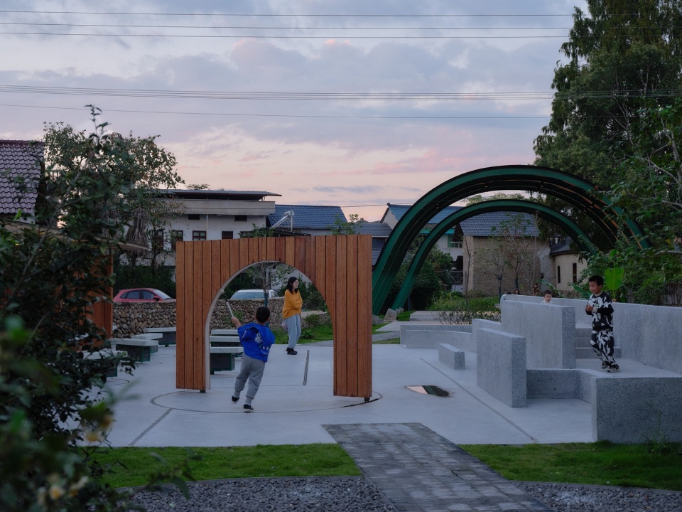 儿童在广场上玩耍© 梅可嘉Children Playing on the Plaza