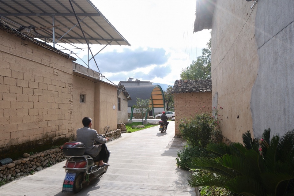 入口处的拱棚广场© 梅可嘉The Arch Canopy Plaza at the Entrance