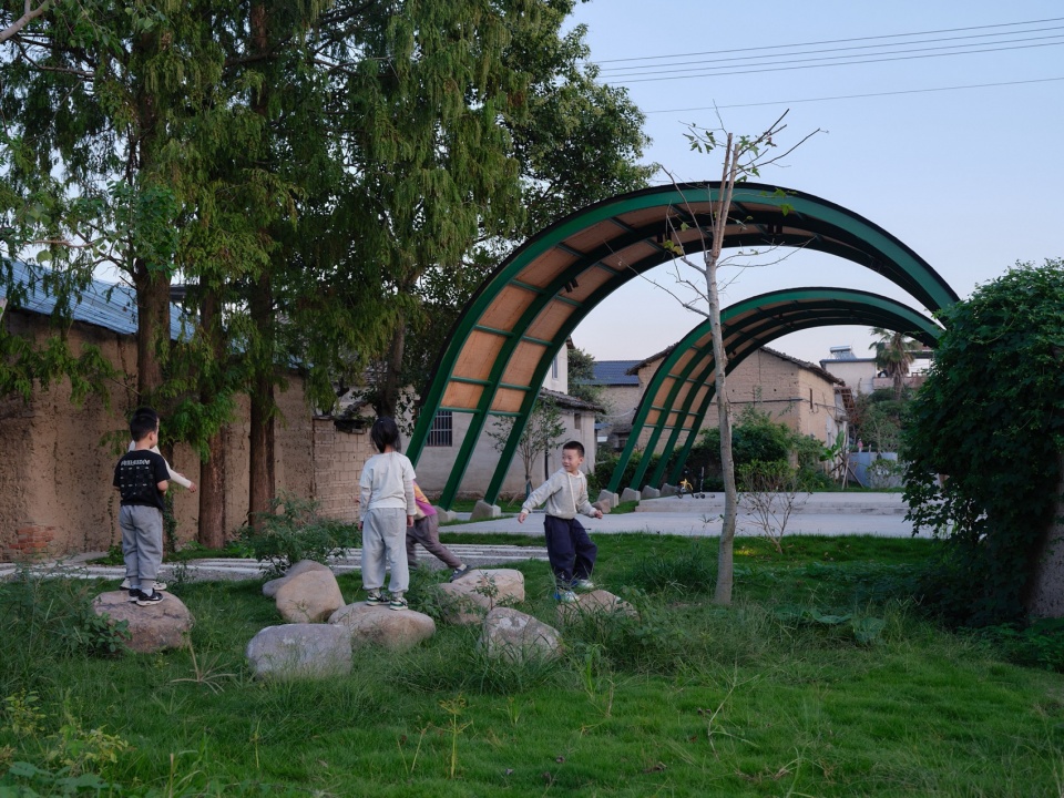 孩子在北侧绿地玩耍© 梅可嘉Children Playing in the Green Space
