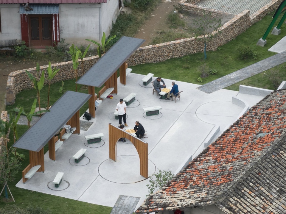 广场和周边的住宅© 梅可嘉The Plaza and Village Houses Nearby