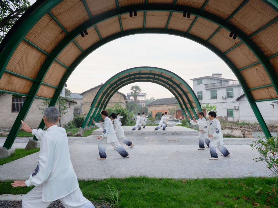 拱棚广场上的社团活动© 梅可嘉Community Activities on the Arch Plaza